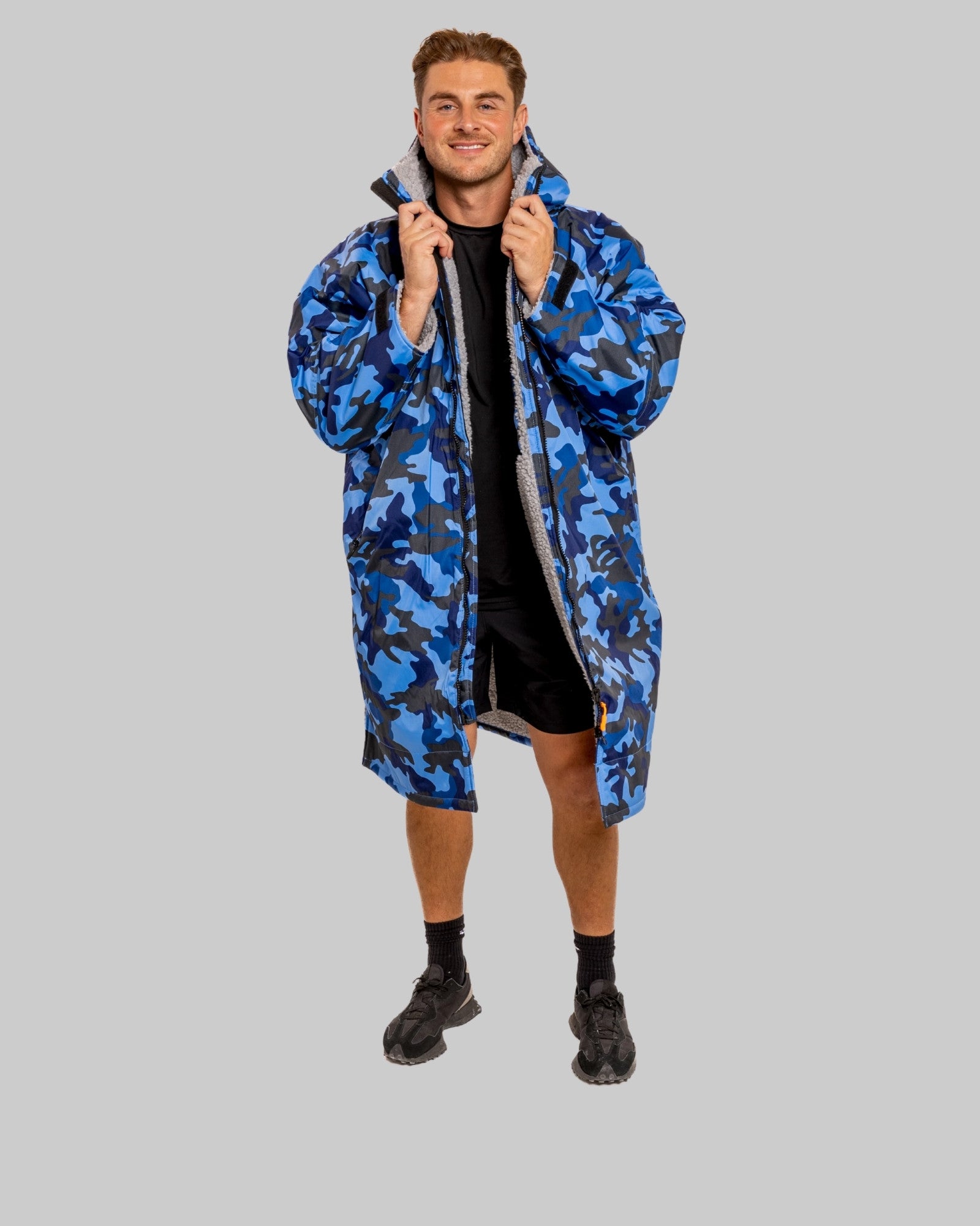 Man wearing a blue camouflage changerobe on a gray background