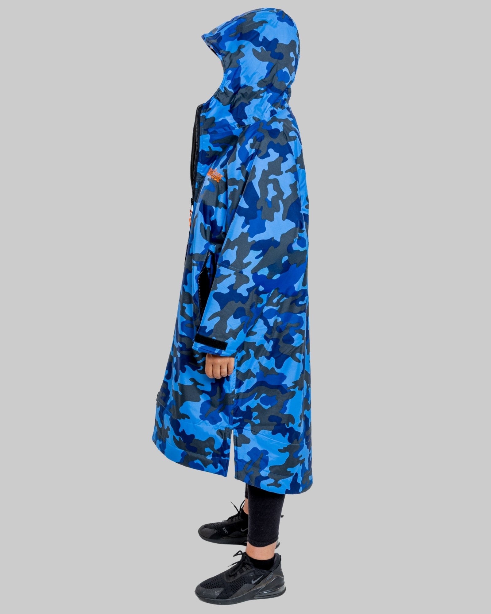 Person wearing a blue camouflage ruggarobe on a grey background